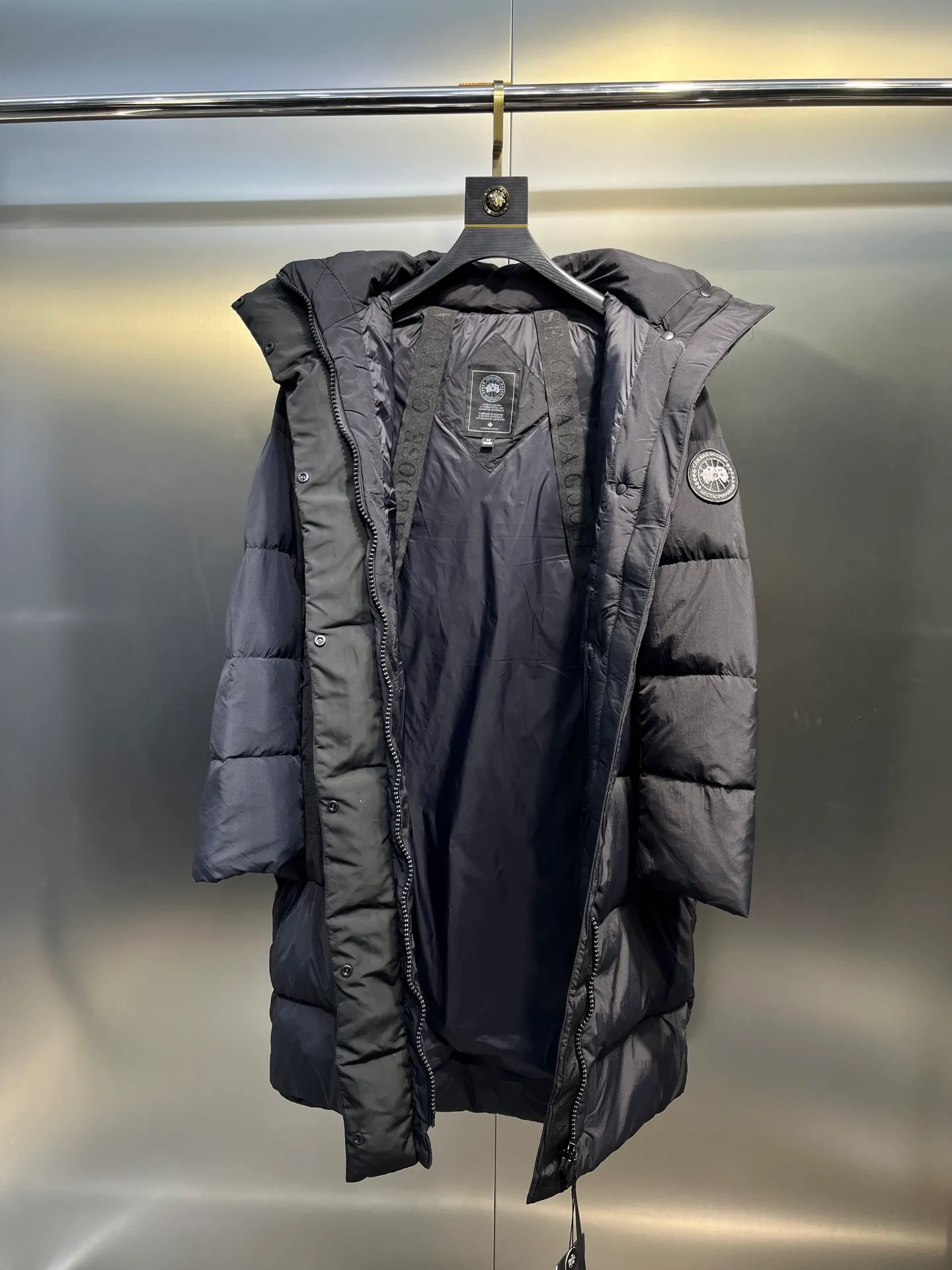 P1100 Canada Goose 🌟Canada Goose🇨🇦 Unisex down jacket, couple style, imported 90% duck down, collar is Canadian wild coyote hair, checkered double-layer inner liner with no velvet, thick velvet filling, level 5 cold protection, only one goose is needed to prevent freezing in winter, the stitching is perfect! I will buy another version this year, all accessories and materials will follow the original size: xs-xxl